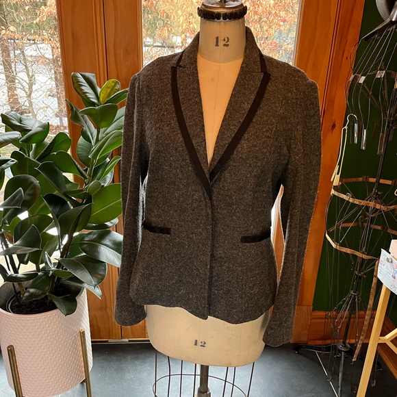 Esprit fitted blazer. Great weight and stretch for all day comfort. Size 12 - Picture 1 of 5